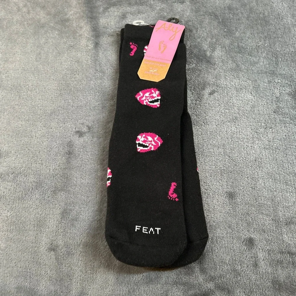 Aly Raisman Feat Skulls Socks Black Pink Novelty Crew Womens 7-10 USA Made
